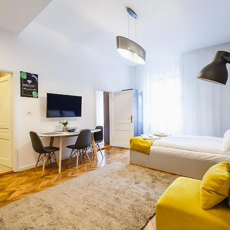 Eat It Cozy Downtown Apartments Орадя Экстерьер фото